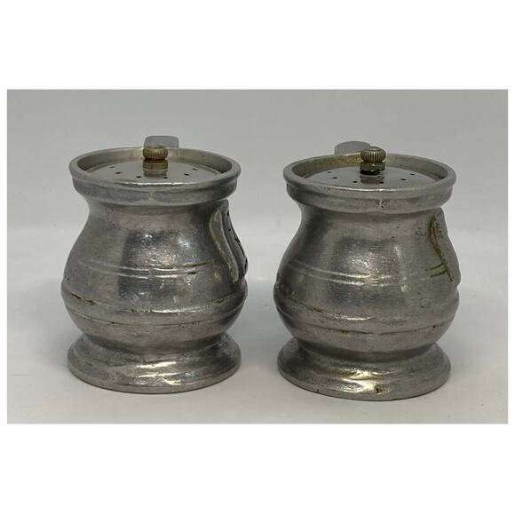 Wilton Armetale Plough Tavern Satin Pewter Salt & Pepper Shakers - Picture 4 of 10